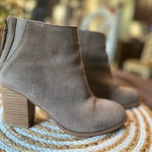 Women's Urban Outfitters Tan Ankle Boots 7